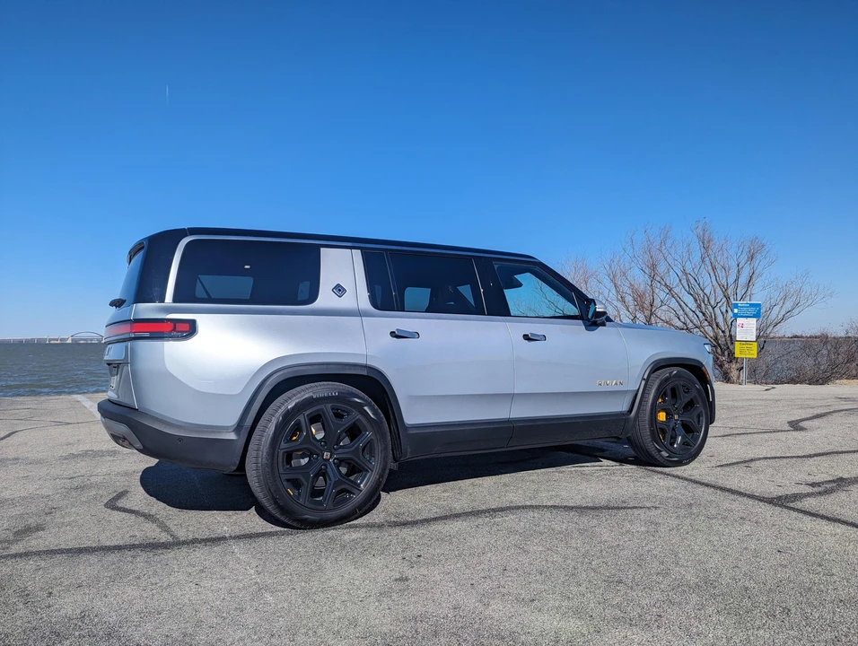 2023 Rivian R1S - Image 16 of 31