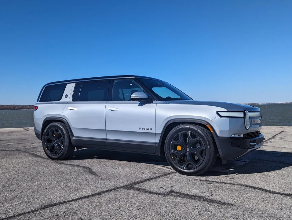 2023 Rivian R1S - Image 17 of 31