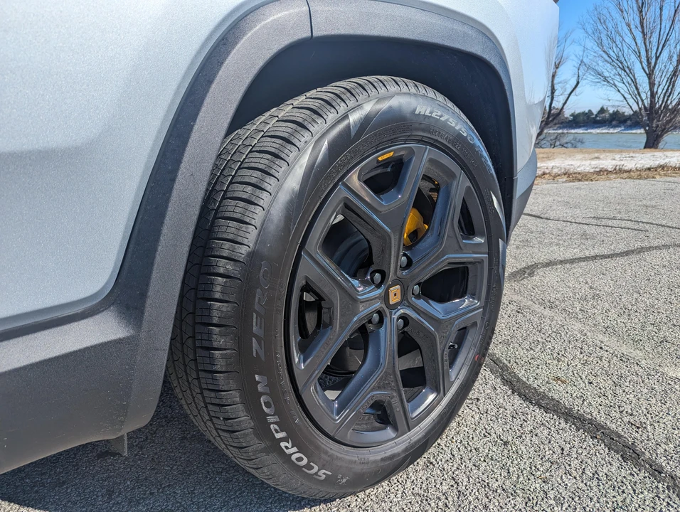2023 Rivian R1S - Image 25 of 31