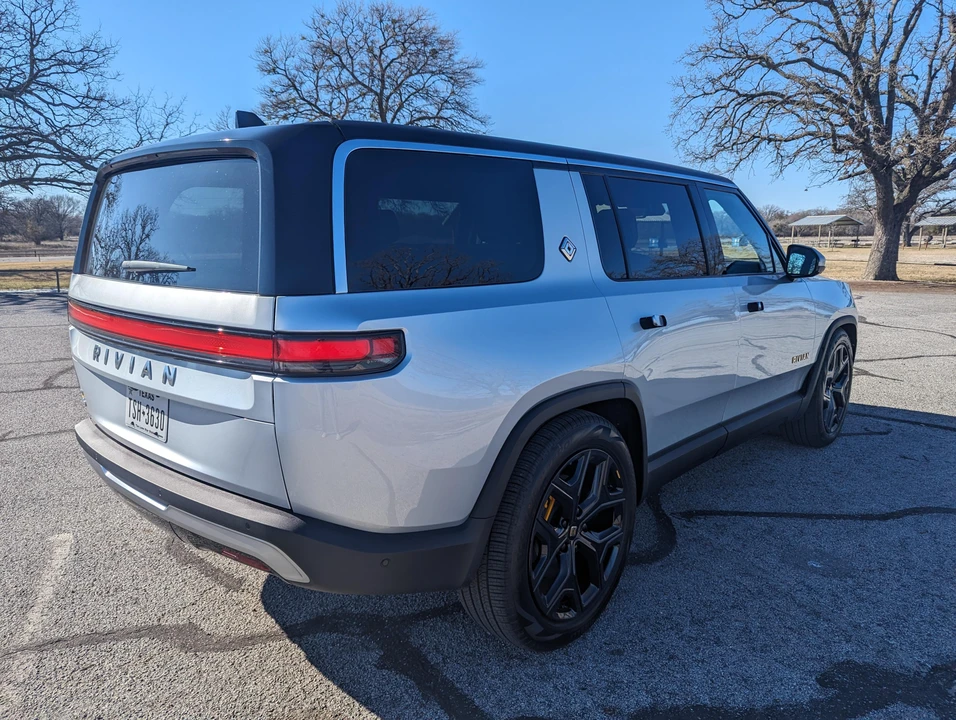 2023 Rivian R1S - Image 14 of 31