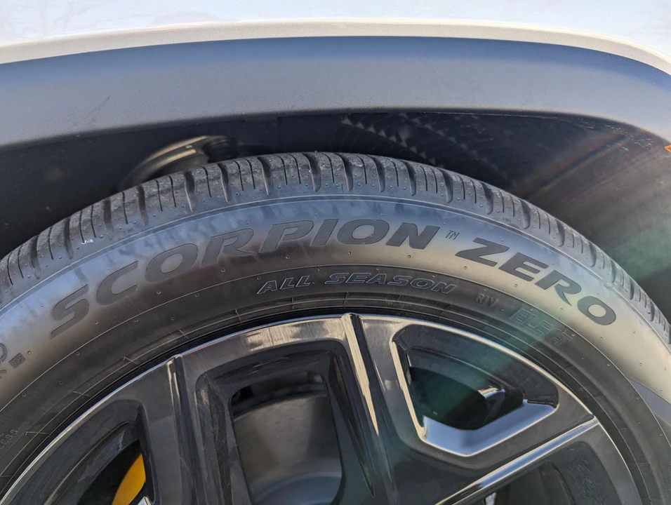 2023 Rivian R1S - Image 28 of 31