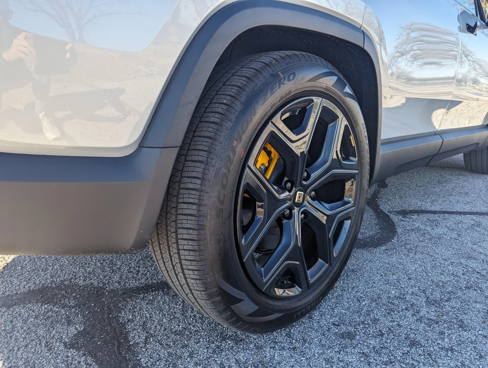 2023 Rivian R1S - Image 26 of 31