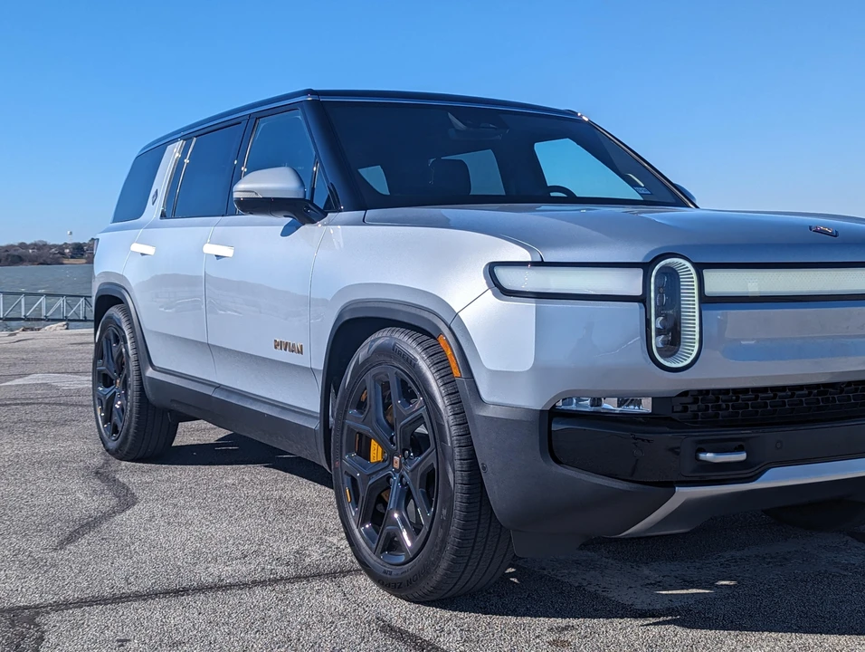 2023 Rivian R1S - Image 19 of 31