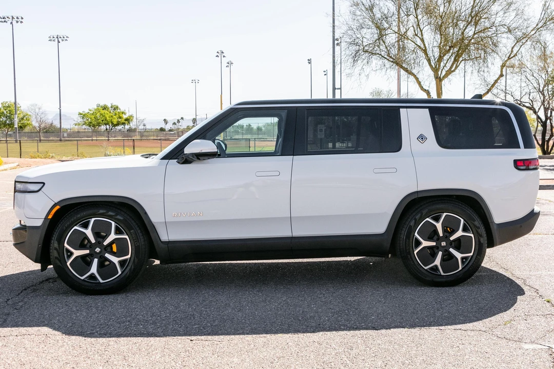 2023 Rivian R1S - Image 3 of 31