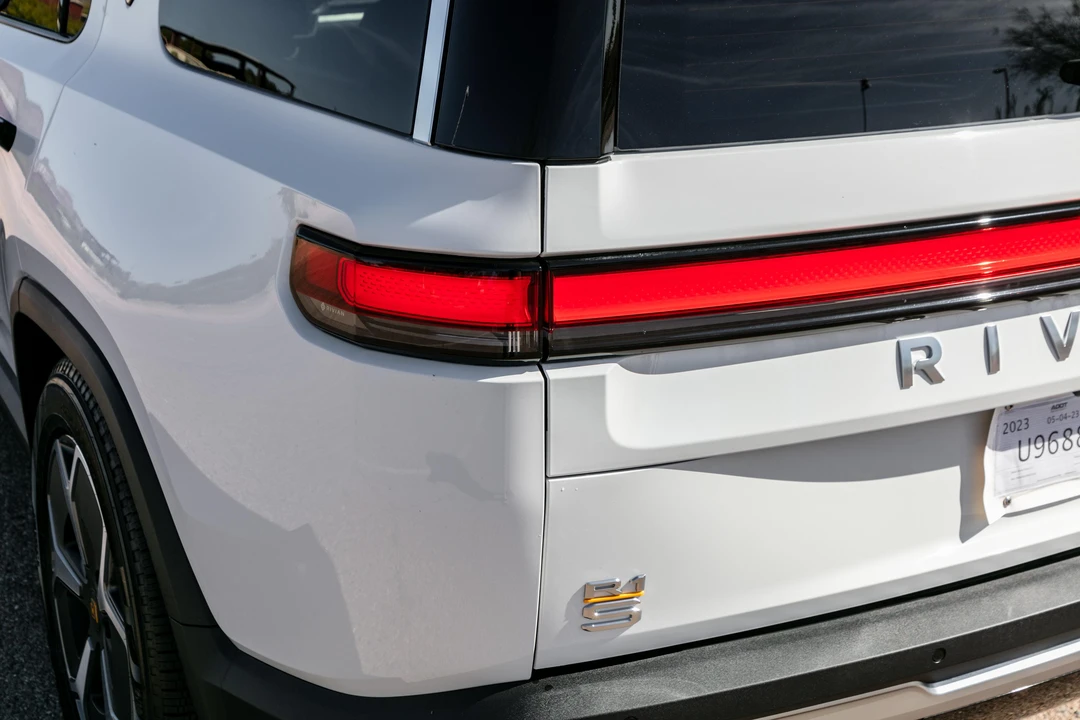 2023 Rivian R1S - Image 30 of 31