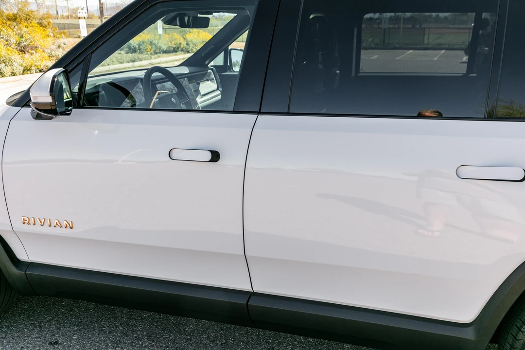 2023 Rivian R1S - Image 24 of 31