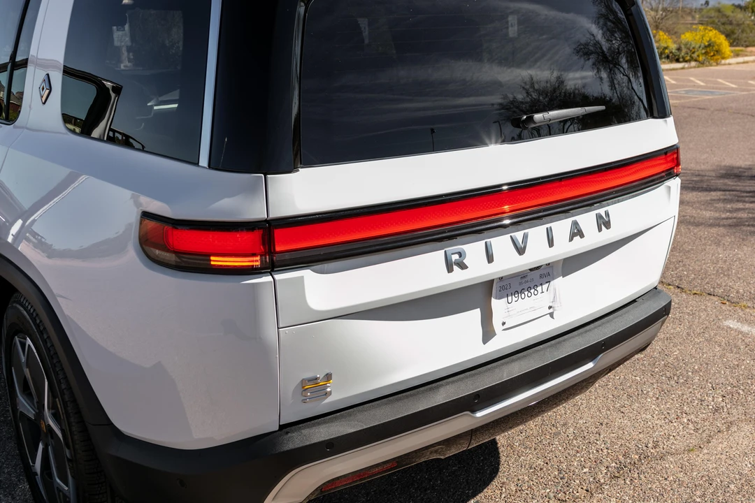2023 Rivian R1S - Image 29 of 31