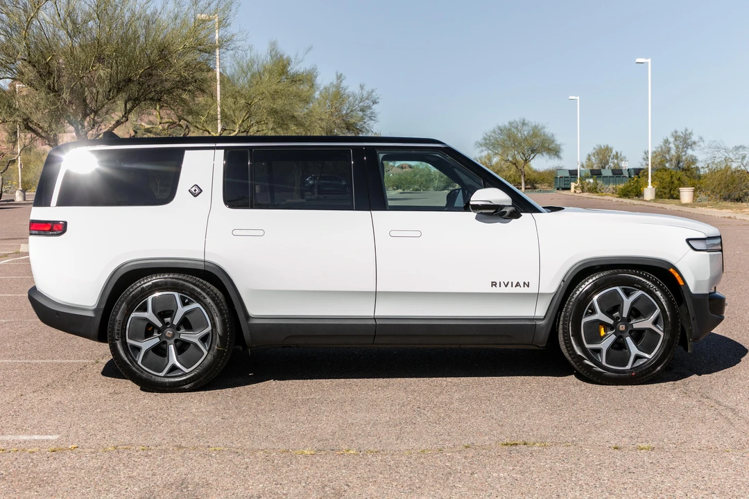 2023 Rivian R1S - Image 10 of 31