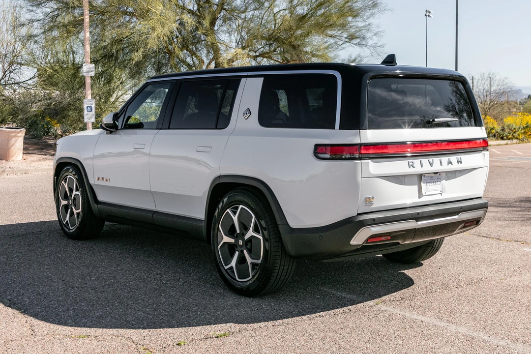 2023 Rivian R1S - Image 8 of 31