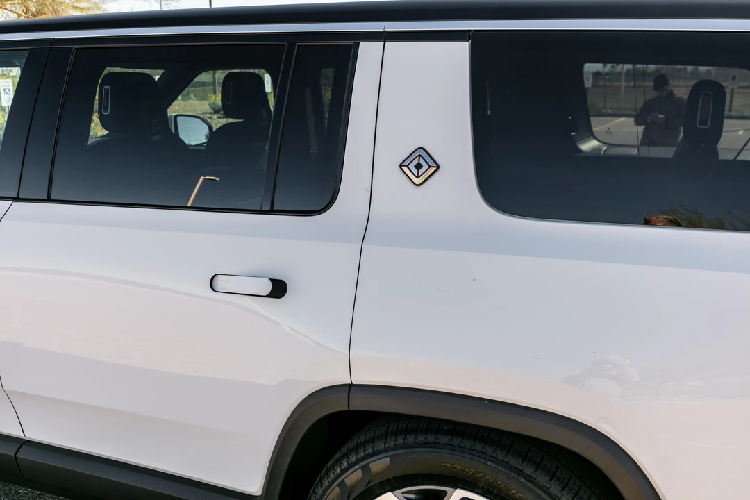 2023 Rivian R1S - Image 26 of 31