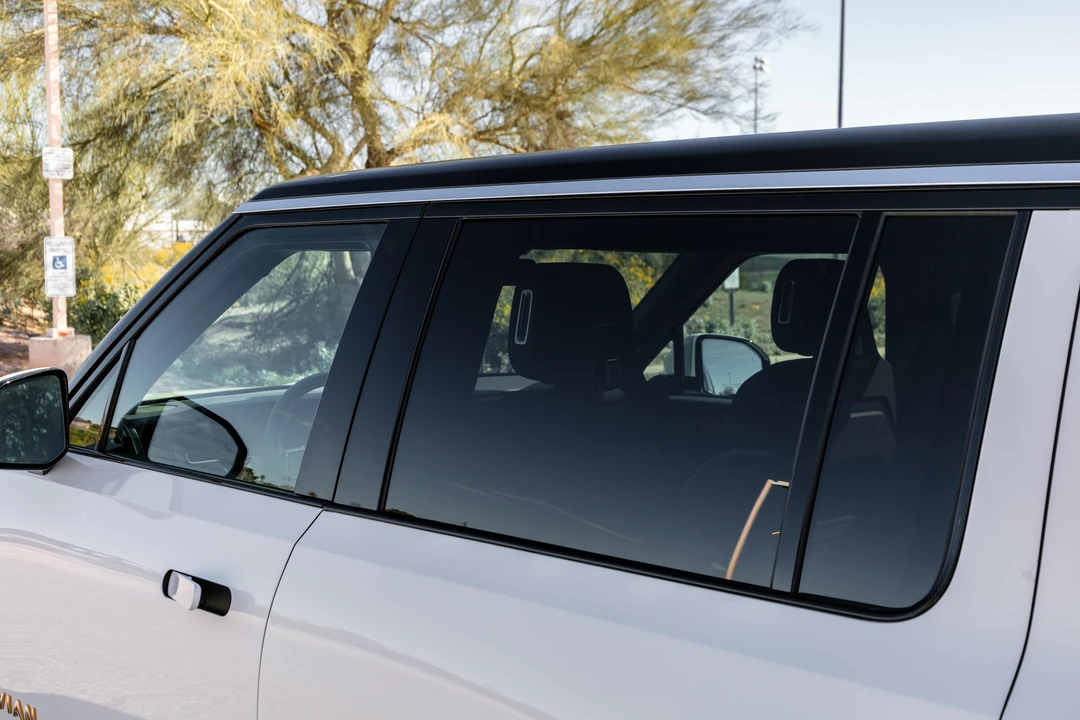 2023 Rivian R1S - Image 25 of 31