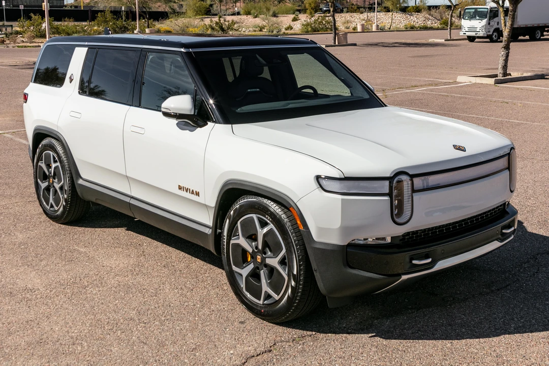 2023 Rivian R1S - Image 11 of 31