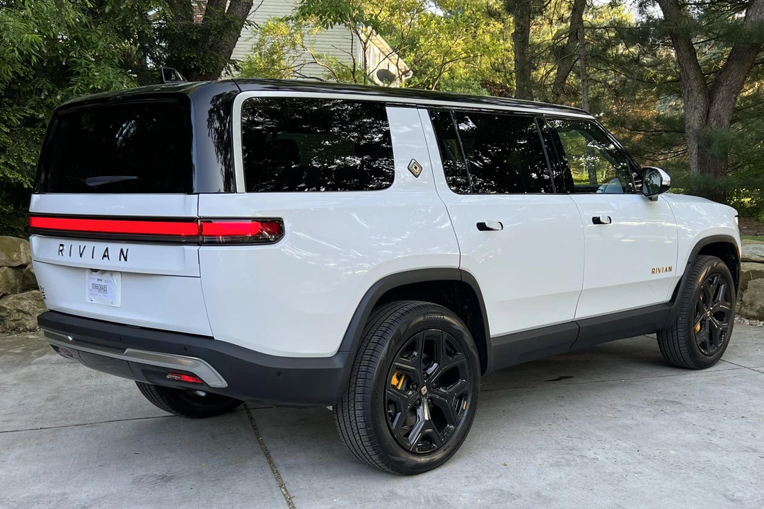 2023 Rivian R1S - Image 4 of 31