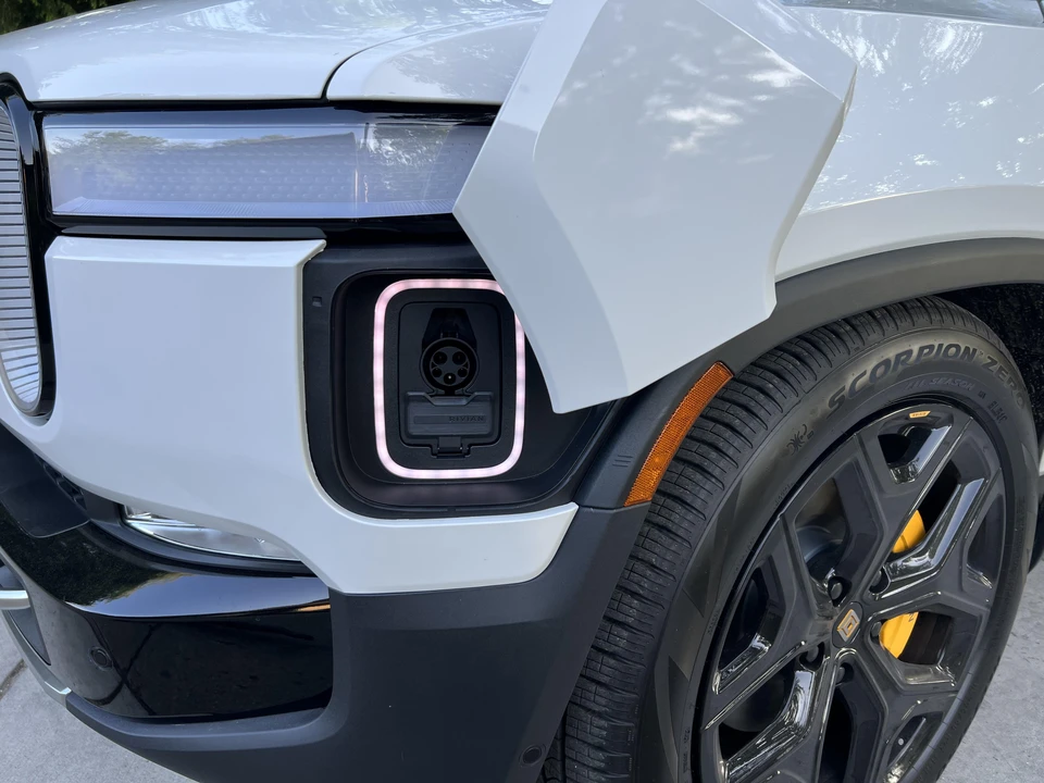 2023 Rivian R1S - Image 21 of 31