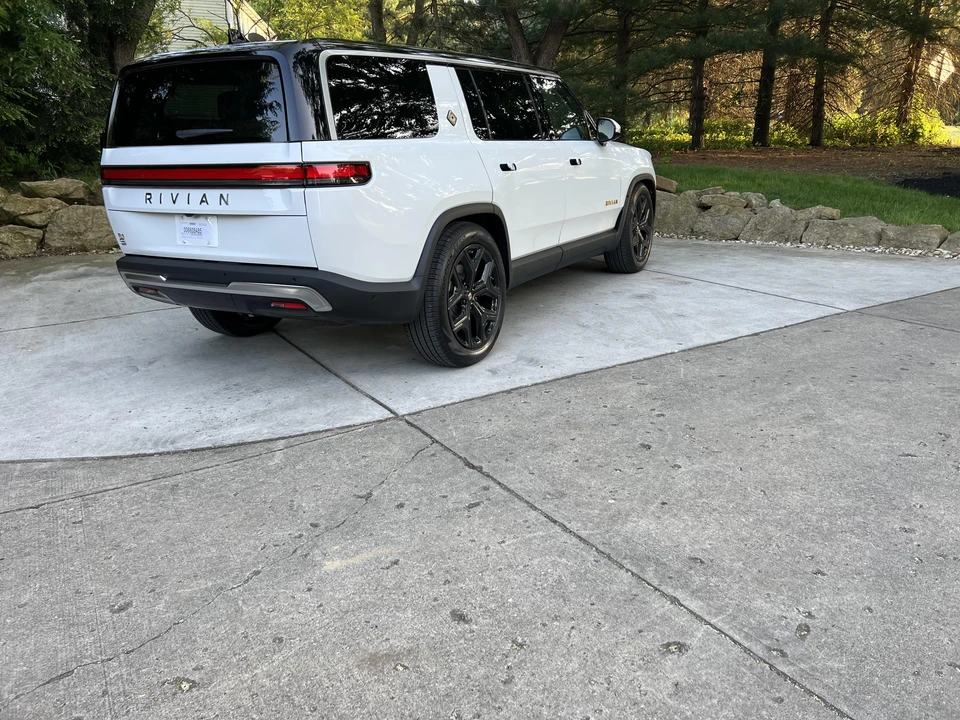 2023 Rivian R1S - Image 15 of 31
