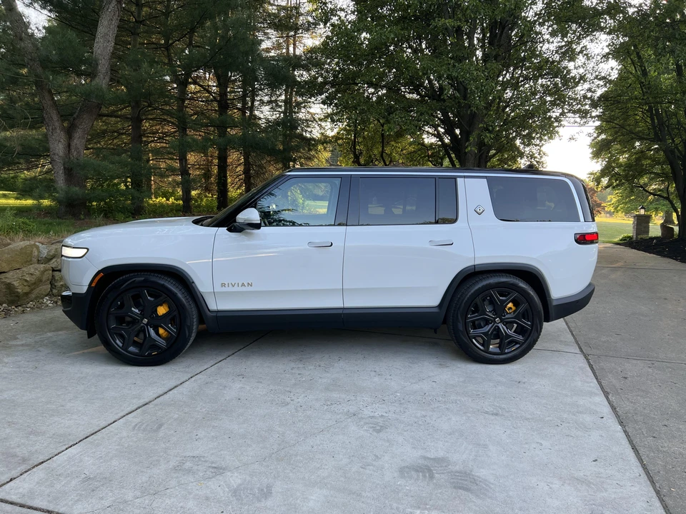 2023 Rivian R1S - Image 9 of 31
