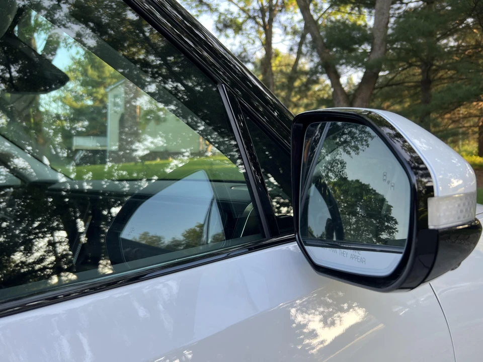 2023 Rivian R1S - Image 27 of 31