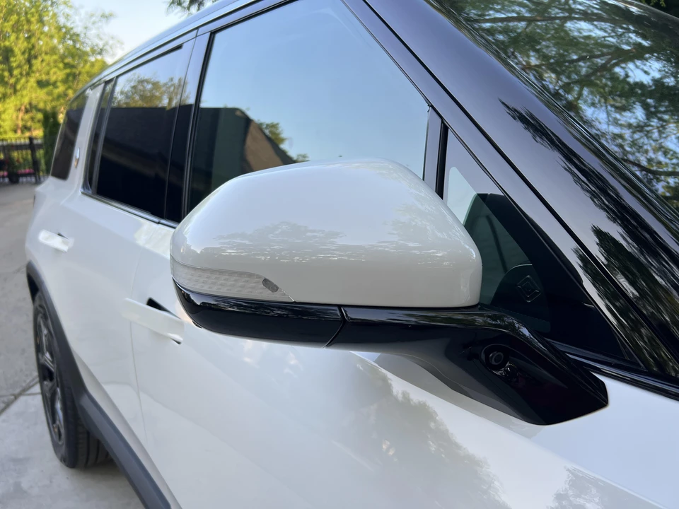 2023 Rivian R1S - Image 28 of 31