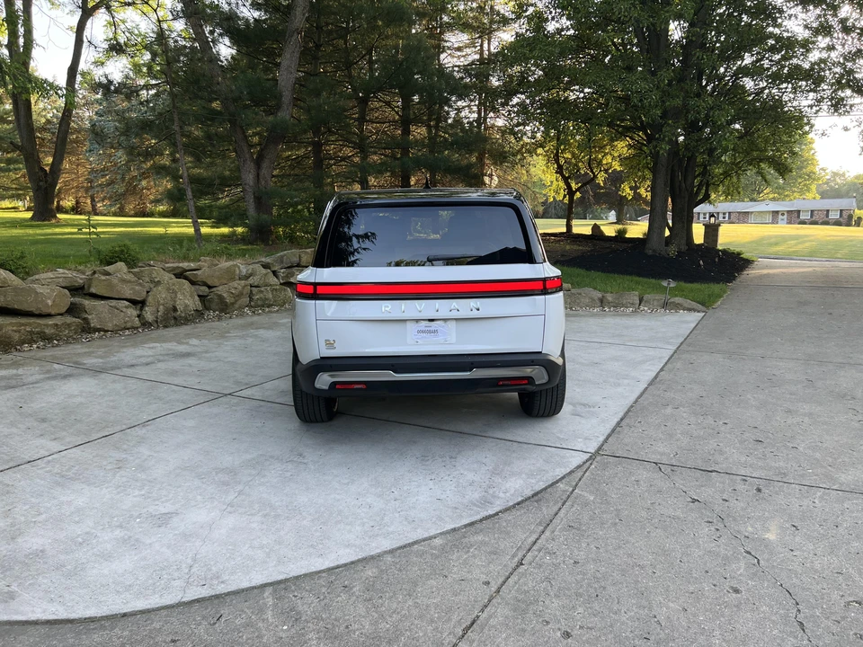 2023 Rivian R1S - Image 13 of 31
