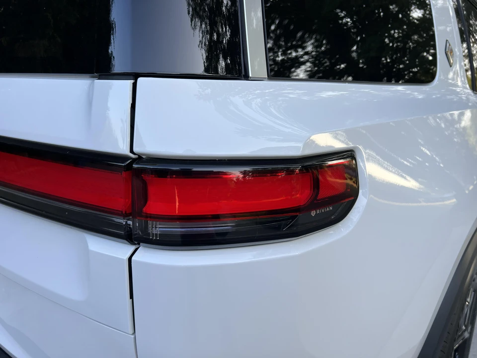 2023 Rivian R1S - Image 26 of 31