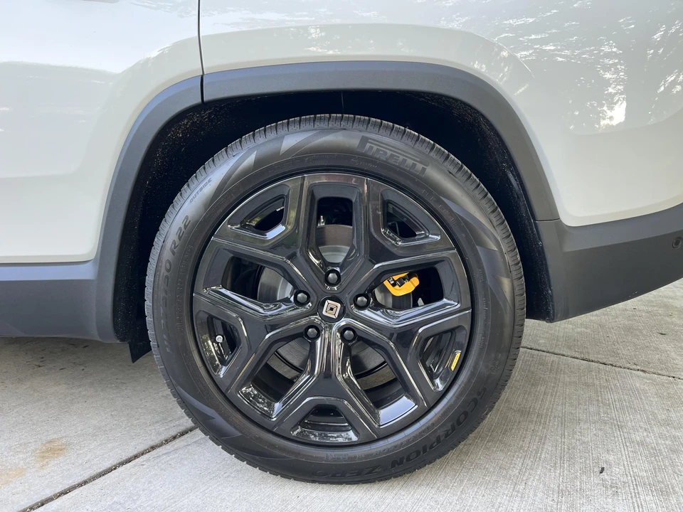 2023 Rivian R1S - Image 30 of 31