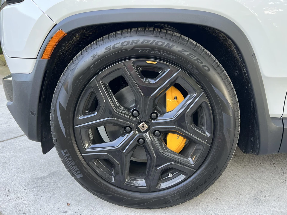 2023 Rivian R1S - Image 29 of 31