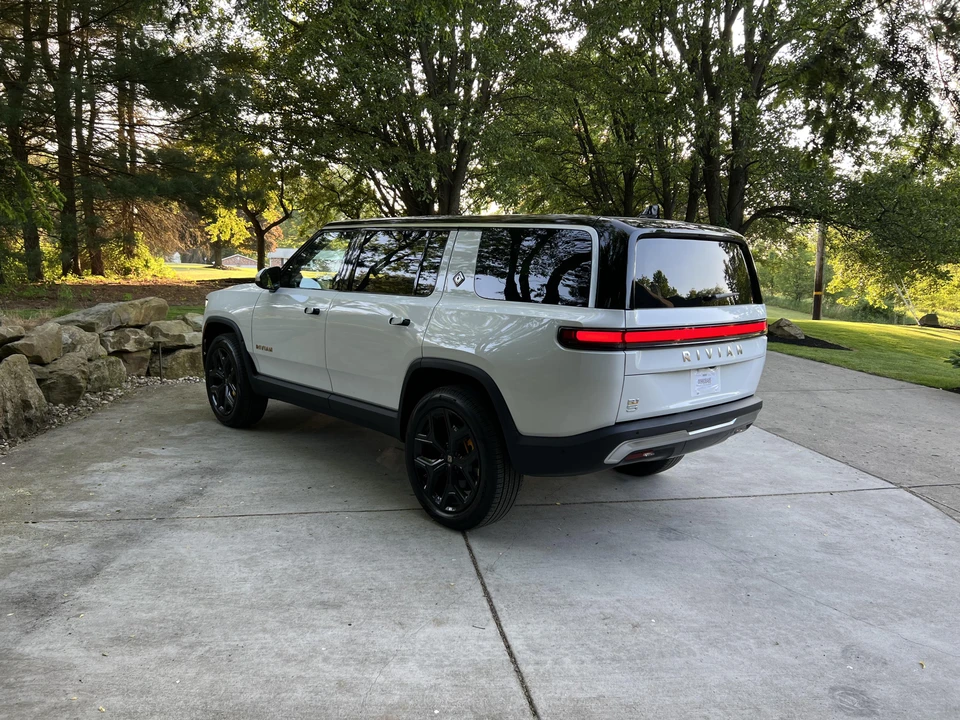 2023 Rivian R1S - Image 11 of 31