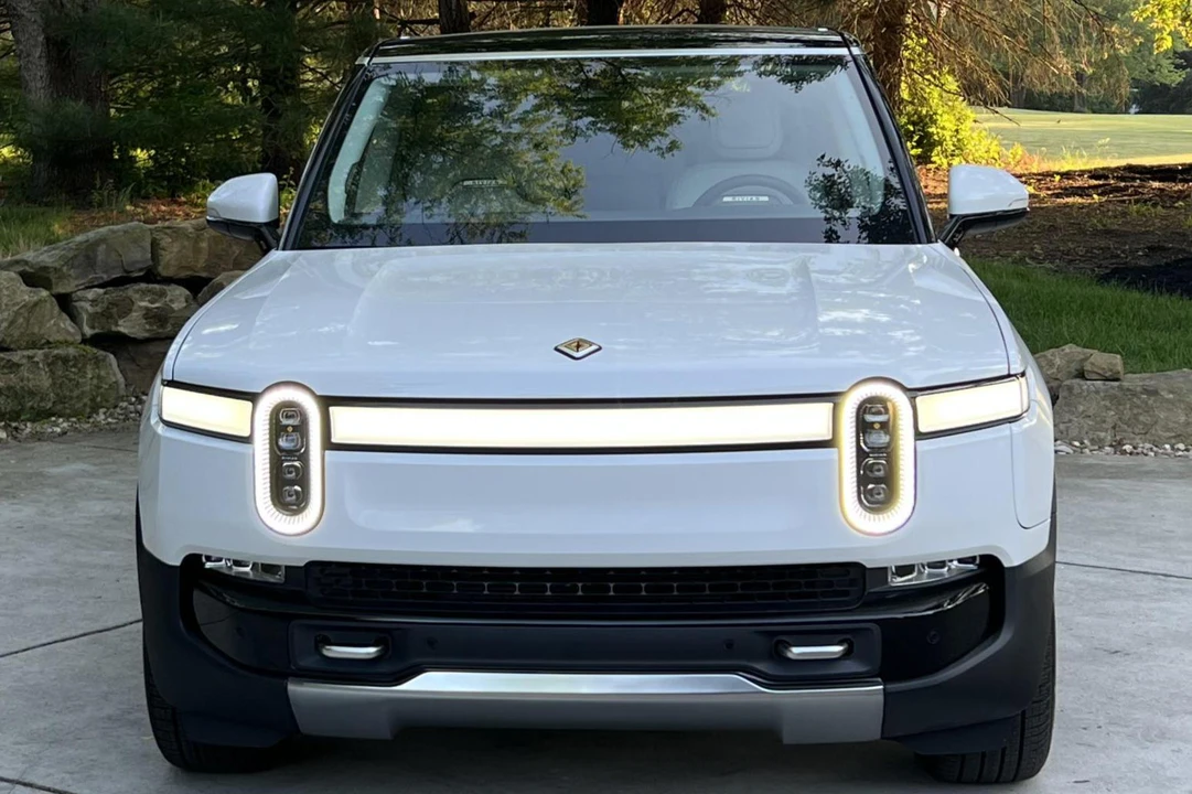 2023 Rivian R1S - Image 2 of 31