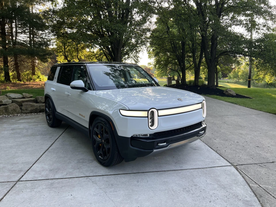 2023 Rivian R1S - Image 18 of 31