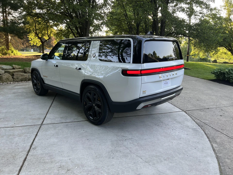 2023 Rivian R1S - Image 12 of 31