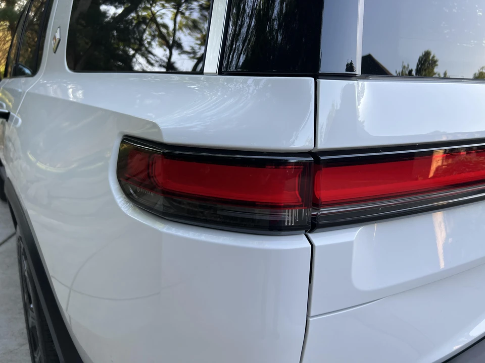 2023 Rivian R1S - Image 25 of 31
