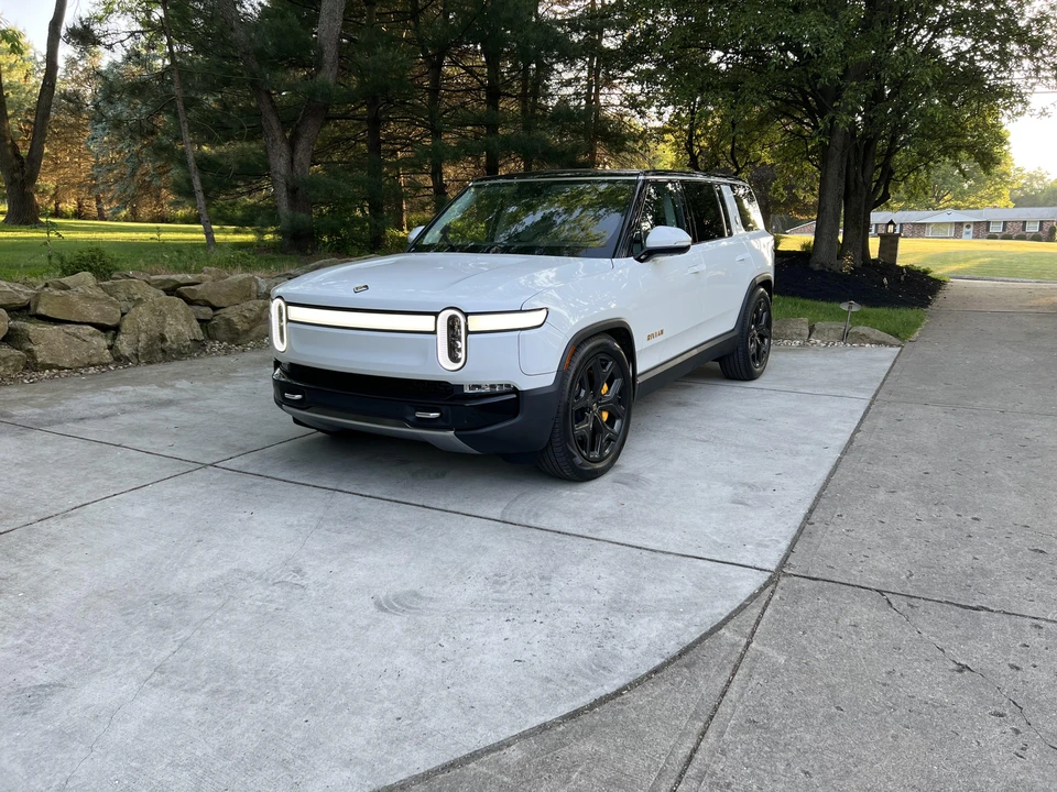 2023 Rivian R1S - Image 8 of 31