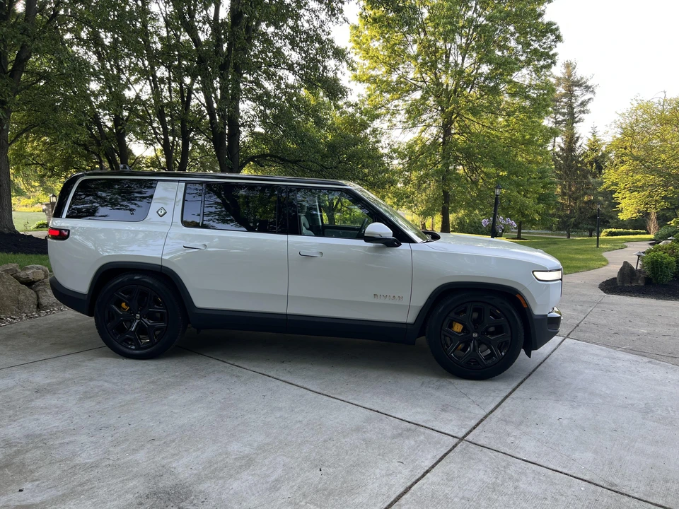 2023 Rivian R1S - Image 16 of 31