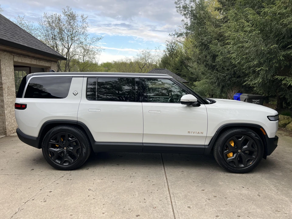 2023 Rivian R1S - Image 17 of 31