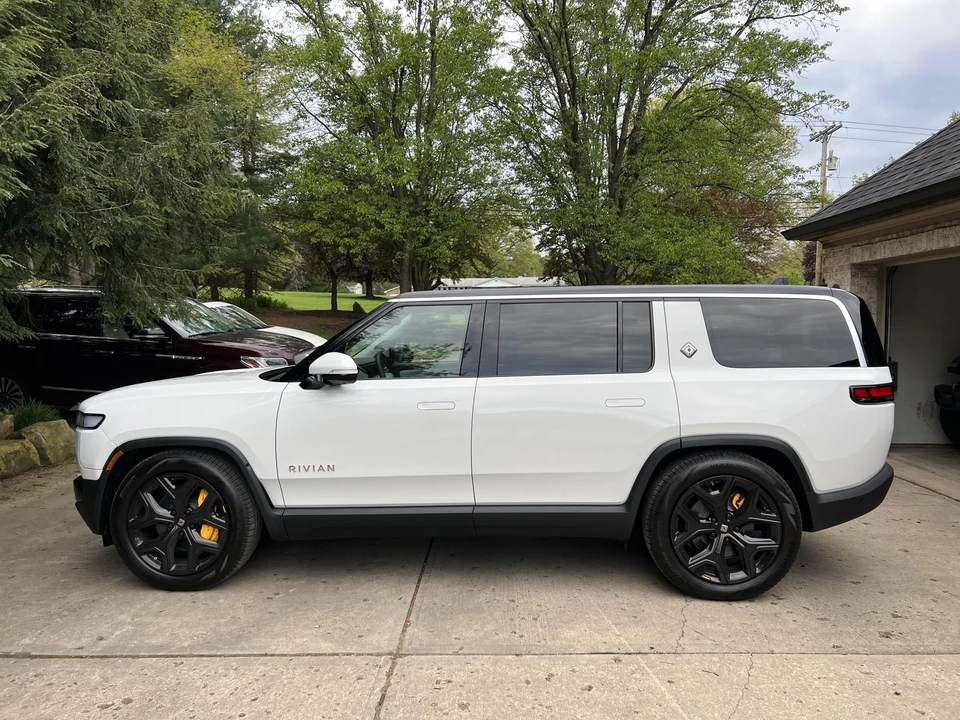 2023 Rivian R1S - Image 10 of 31