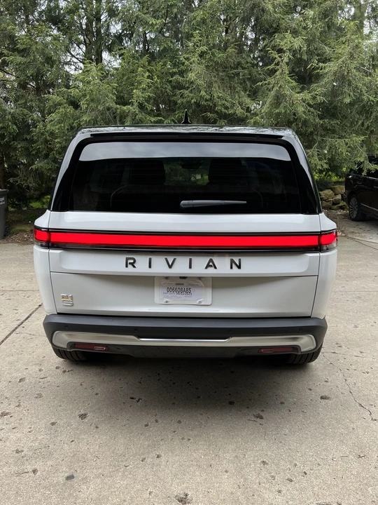 2023 Rivian R1S - Image 14 of 31