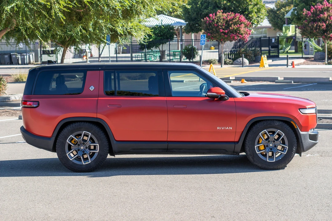 2023 Rivian R1S - Image 9 of 31