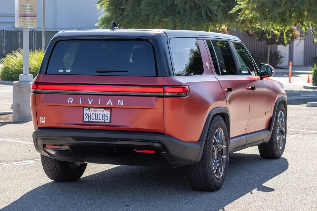 2023 Rivian R1S - Image 8 of 31