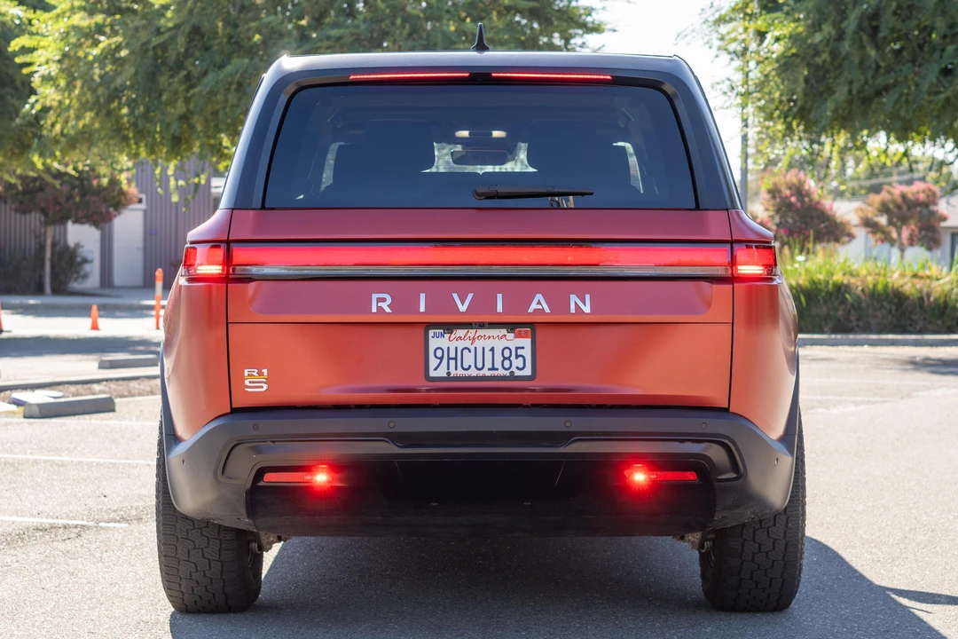 2023 Rivian R1S - Image 7 of 31