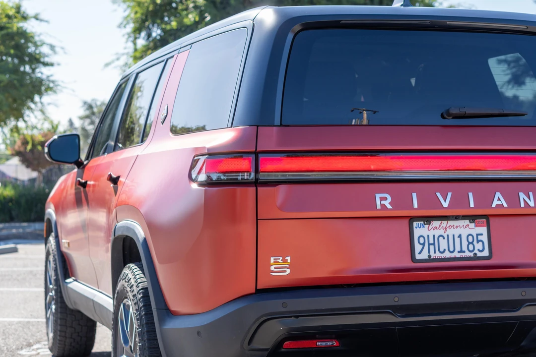 2023 Rivian R1S - Image 28 of 31