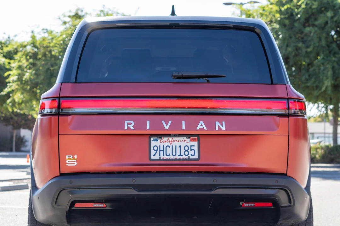 2023 Rivian R1S - Image 26 of 31