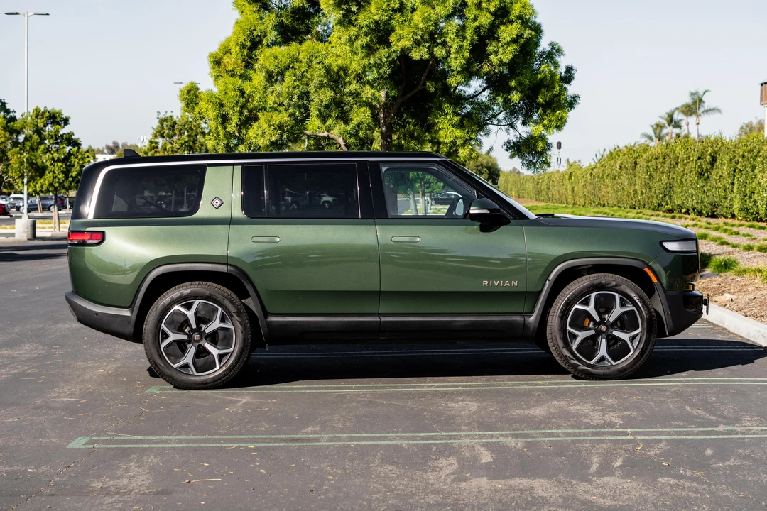 2023 Rivian R1S - Image 12 of 31