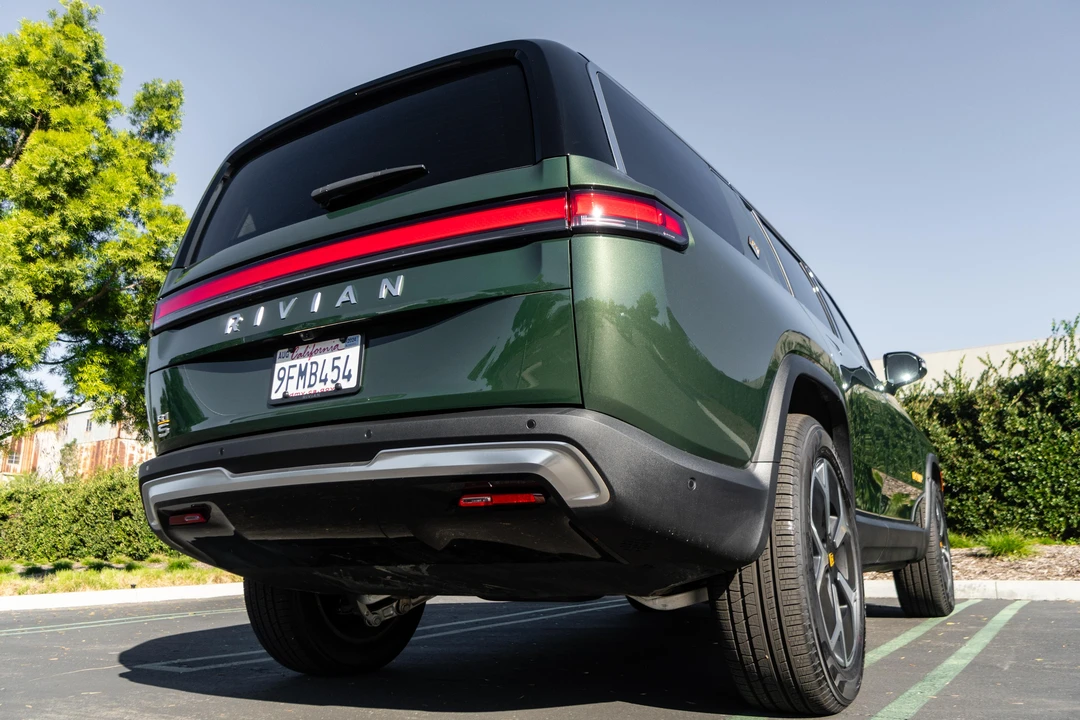 2023 Rivian R1S - Image 10 of 31
