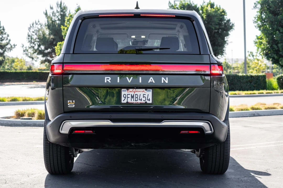 2023 Rivian R1S - Image 9 of 31