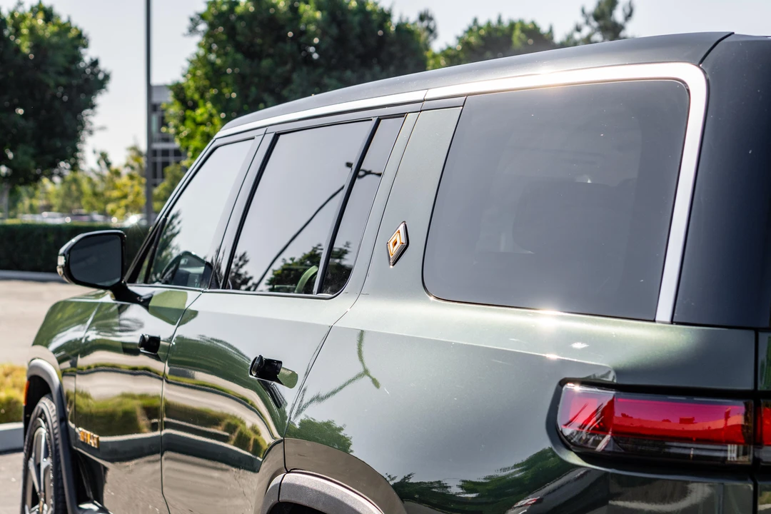 2023 Rivian R1S - Image 29 of 31