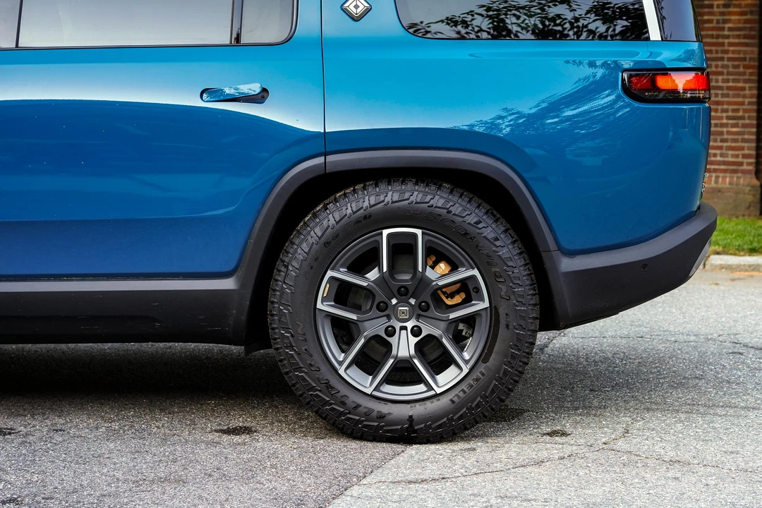2023 Rivian R1S - Image 20 of 31
