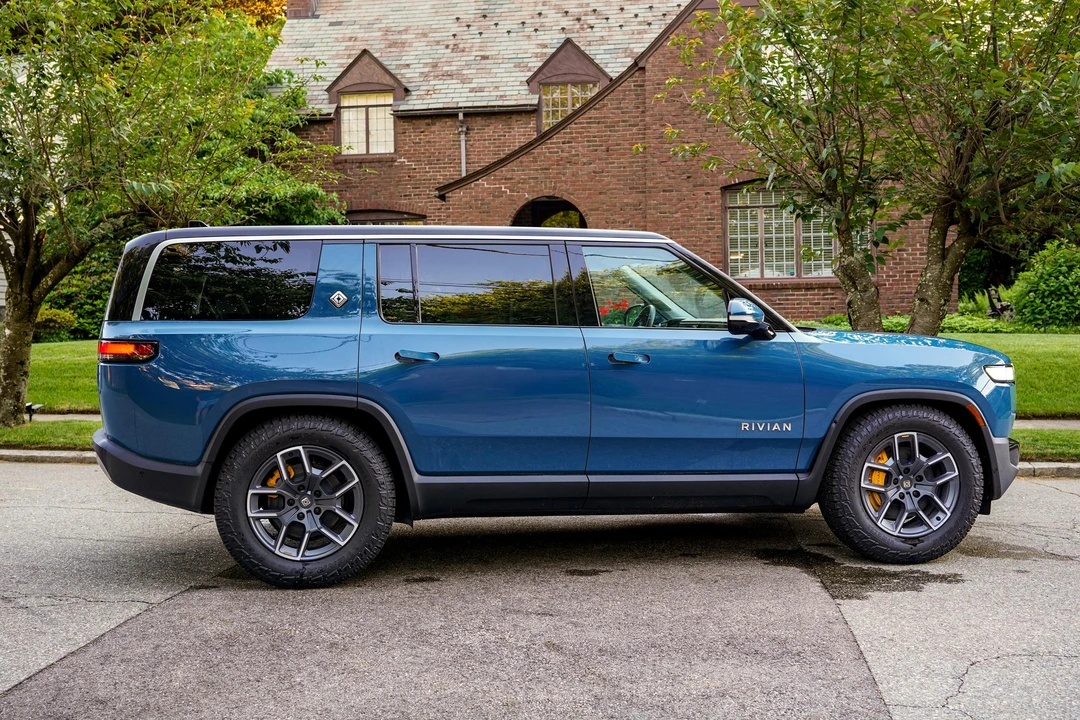 2023 Rivian R1S - Image 9 of 31
