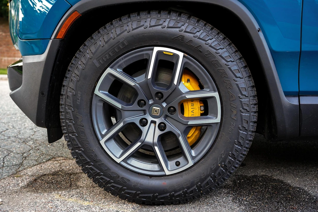 2023 Rivian R1S - Image 28 of 31