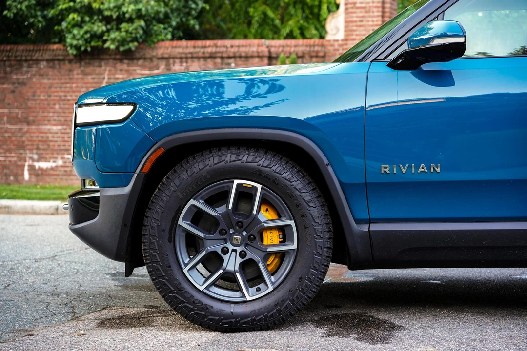 2023 Rivian R1S - Image 15 of 31