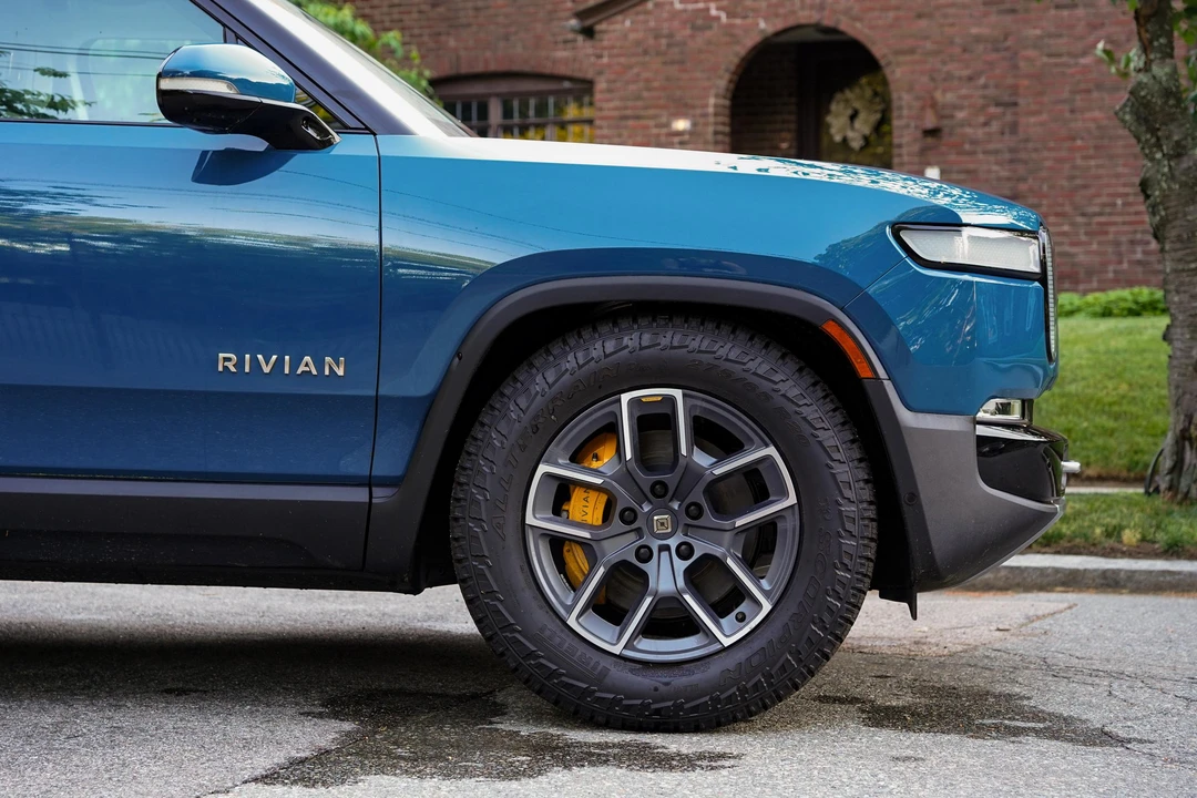 2023 Rivian R1S - Image 26 of 31